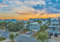 Sun City Crystal Beach 6-SEAT STREET LEGAL GOLF CART COMES WITH THIS RENTAL!!! - Private Pool