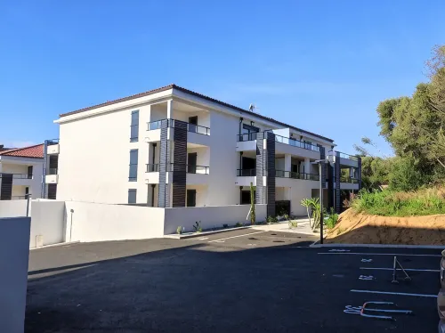 New, Comfortable Apartment, Sleeps 4, XL Garden Terrace. - 3-Star