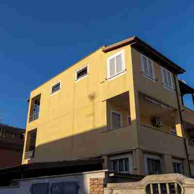 Complete and fully equipped, lively and colorful apartment in the center of the city. Hotel Exterior