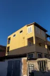 Complete and fully equipped, lively and colorful apartment in the center of the city.