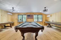 Unreal Mountain Views w/ Hot Tub Near Charming Jim Thorpe & Blue Mountain Skiing