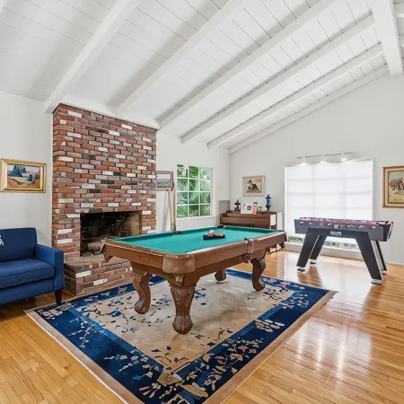 Pool, Foosball, Pool Table, Basketball Family Friendly, blocks from the beach!