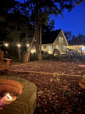 Charming private 3-bedroom on 3 acres in Sebago, Pool, Hot Tub, Large Firepit - Boutique
