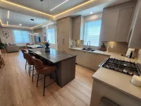 Luxury 3-Bedroom Home Modern Retreat in Vancouver - New