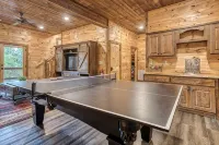 VIEWS! Game Room + Hot Tub + Outdoor Fireplace + 3 Decks - Tiny houses