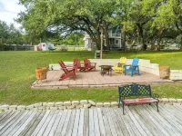 Red Bird Cabin Studio Retreat Hotels in Llano County