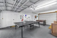 Rainbow River Mid-Century Estate Sleeps 20+ People and Guarantees Unlimited Fun! - Wifi