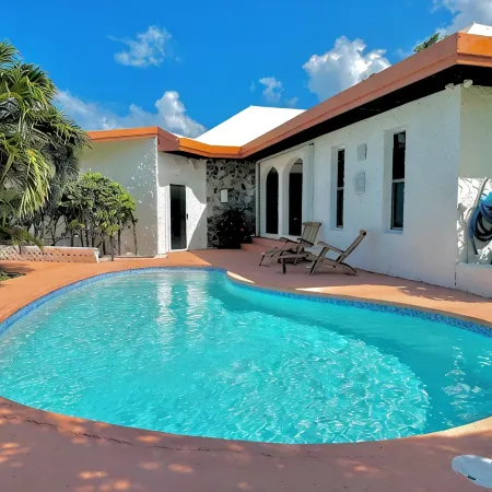 Sunshine & Happiness! 2 BR Home, pool & ocean view
