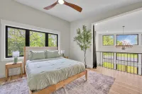 The Modern Glass Haus - Main St - DT Port Sanilac, walkable, hot tub open!