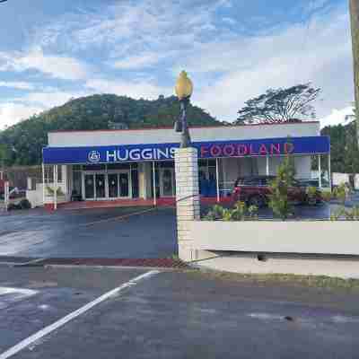 Hilltop Manor - Charming 2-bedroom Flat with AC, WiFi Hotel Exterior