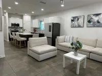 Mike’s Place - 3 Q Suite w/ TV - Apartments