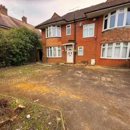 Spacious 4BR house close to Gatwick Airport.