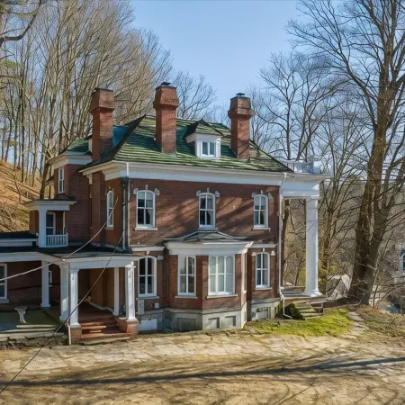 Spacious 6-bedroom house with AC, WiFi in charming Springfield