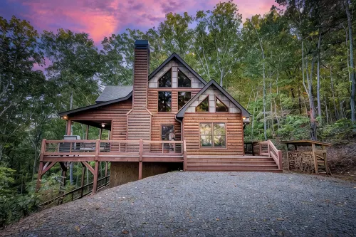 VIEWS! Game Room + Hot Tub + Outdoor Fireplace + 3 Decks - Tiny houses