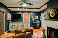 Blue Dream in Yellow Springs: hot tub, sauna, fireplace. Near downtown.