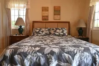 Seabreeze Cottage  - Steps to own private beach. Hotels in 