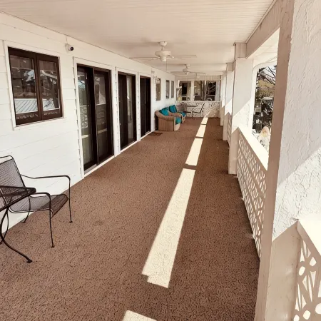 Flamingo Villa -Waterfront home, private dock with sunset views  for 10 guests Hotels in Steinhatchee