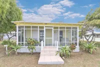 Buttercup Family Cottage beautiful beach, great snorkeling spot across the road - Country Houses