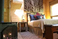 Private Getaway-17 miles to Asheville,  Hot Tub & Fireplace, Pet Friendly - 샬레 호텔