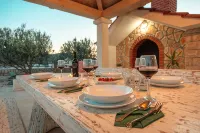 Modern villa with private pool and BBQ, near TROGIR and SPLIT