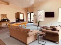 Private hot tub! Pool/Spa! 2 King Beds! Bunk Room! Sleeps 10! Pickleball! Gym!