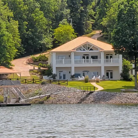 900ft of water frontage: Private Spacious Luxury Waterfront Point @ Smith Lake!