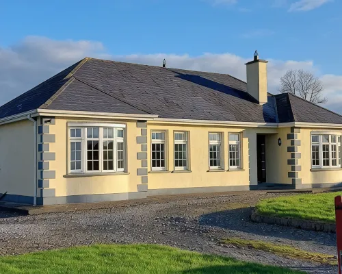 Spacious four-bed property located in Banagher outside Birr. Hotele w: Offaly