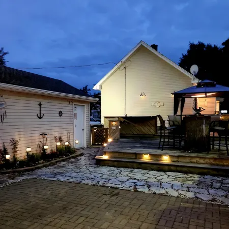 Family & Business Travel Ready- North Beach Bungalow!  Minutes to Everything!