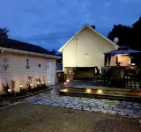 Family & Business Travel Ready- North Beach Bungalow!  Minutes to Everything! - Wi-Fi