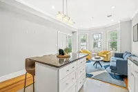 Modern home-like 3BR2BA Retreat/Minutes to T - บังกะโล