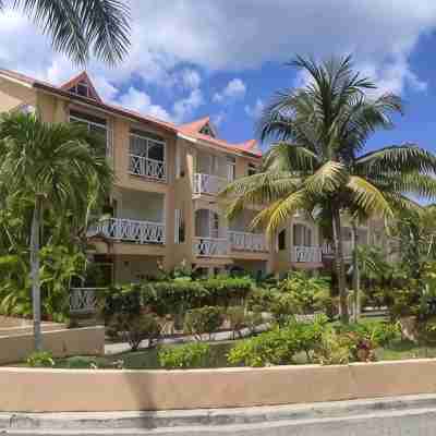 Luxury Beachside Apartment with Rooftop Terrace & Private Jacuzzi – Sleeps 6 Hotel Exterior