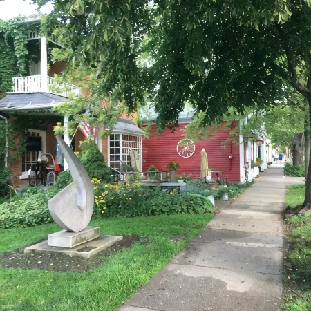 Charming Cottage in Historical Dist with Beautiful Gardens-5 Minute Walk to Town