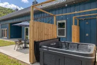 New Barndo/ATV Trailer Park/Outdoor Shower/HotTub - 4-Star