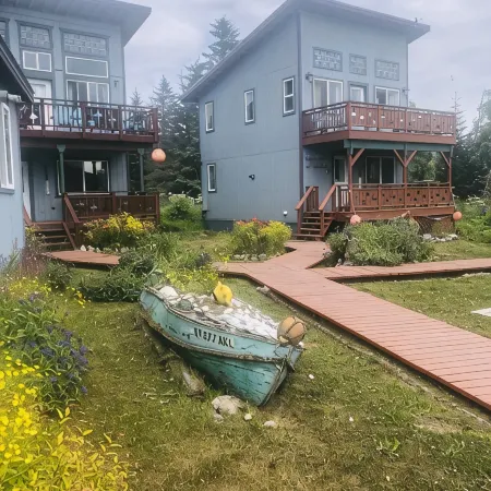 THE SEA SHANTY - A HOMER SEASIDE COTTAGE