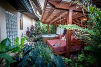 Tropical Rendezvous Suite - Luxury Studio in tropical gardens with koi ponds.