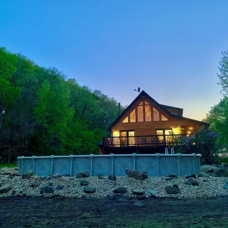 Boulder Run Log Cabin w/ Hot Tub and Pool