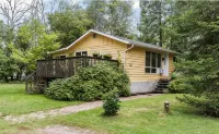 Charming Cottage 2 min walk from a private beach on Georgian Bay