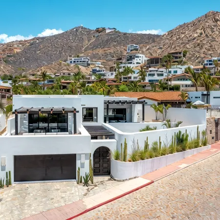 Steps to Beach: 4Br Luxe Villa+Pool+Maid+Concierge+Health Club+Spa