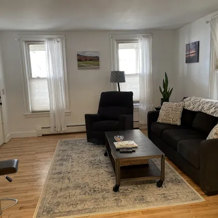 Cozy- 2-Bedroom clean and Quiet- Maple St. Walk anywhere