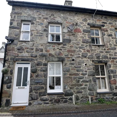 Bijou House Perfect for 2 people, no pets.