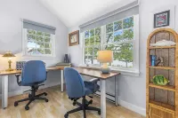 Beautiful waterfront property and steps away from multiple beaches - Wi-Fi
