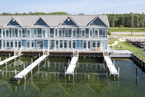 Lakefront - Amazing views! Private Hot Tub & Boat Slips. 12 mins to Ski Resorts! - 4 星級