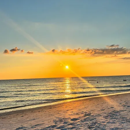 Close to beach, private heated pool, bikes, beach chairs & more!