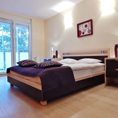 Aravel Apartamenty Wrocław โรงแรมใกล้ประติมากรรม Anonymous Pedestrians