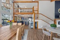 Peaceful Lake Front Home Sleeps 12 - 民宿