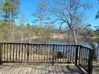 Secluded chalet in the woods overlooking a huge pond only 5 minutes to town. - Alphydda