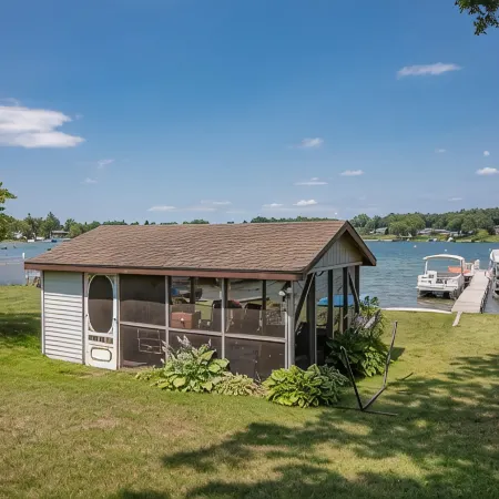 Beautiful 6 bedroom lake house with pontoon available for rent