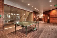 Silverthorne Condo with Mtn views, Pool & Hot tub