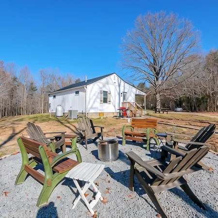 Enchanting 2 Bedroom Cottage, The Fox Den, 258 Acres, Farmville, VA