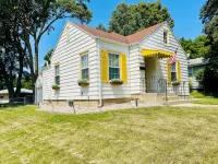 Modern Bungalow • Hot Tub, Sauna • Near Downtown - Homestays